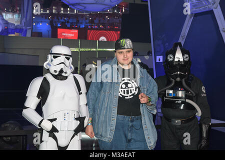 Köln, Deutschland - 24. August 2017: ein Spieler mit zwei star wars Schauspieler für das Spiel Star Wars Battlefront II posiert der Firma EA auf der Gamescom 2017. Stockfoto