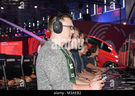 Köln, Deutschland - 24. August 2017: Die Messe Besucher spielen das Projekt Autos 2 Spiel auf der Gamescom 2017. Die gamescom ist eine Messe für Videospiele Hel Stockfoto