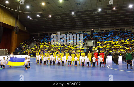 Kiew, Ukraine - Januar 28, 2017: Nationale Futsal Team der Ukraine hören Nationalhymnen während freundlich Futsal Spiel gegen Spanien bei palats von S Stockfoto