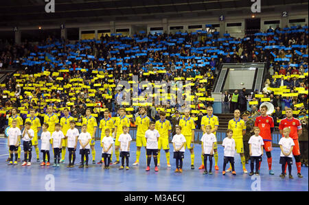 Kiew, Ukraine - Januar 28, 2017: Nationale Futsal Team der Ukraine hören Nationalhymnen während freundlich Futsal Spiel gegen Spanien bei palats von S Stockfoto