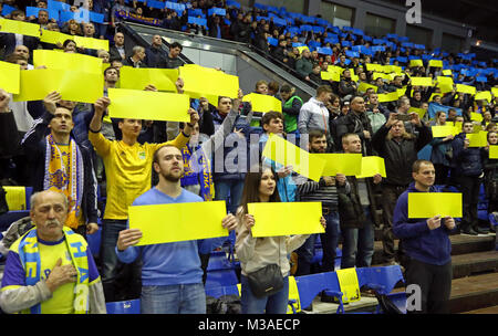 Kiew, Ukraine - Januar 28, 2017: Anhänger der Nationalen futsal Mannschaft der Ukraine zeigen ihre Unterstützung auf die Tribünen der Palats Sport in Kiew bei Frie Stockfoto