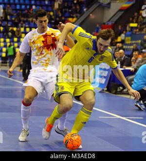 Kiew, Ukraine - Januar 28, 2017: wolodymyr Razuvanov der Ukraine (#6) kämpft für eine Kugel mit Carlos Ortiz aus Spanien (#2) während die freundliche Futsal m Stockfoto