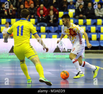 Kiew, Ukraine - Januar 28, 2017: Nikolai Bilotserkivets der Ukraine (#11) kämpft für eine Kugel mit Alex Yepes Spaniens (#9) während die freundliche Futsal Stockfoto