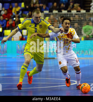 Kiew, Ukraine - Januar 28, 2017: Michael Volianiuk der Ukraine (L) kämpft für eine Kugel mit Jose A. Fernandez von Spanien während Ihrer freundlichen Futsal mat Stockfoto