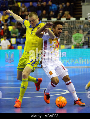 Kiew, Ukraine - Januar 28, 2017: Michael Volianiuk der Ukraine (L) kämpft für eine Kugel mit Jose A. Fernandez von Spanien während Ihrer freundlichen Futsal mat Stockfoto