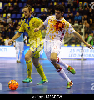 Kiew, Ukraine - Januar 28, 2017: Nikolai Bilotserkivets der Ukraine (L) kämpft für eine Kugel mit Marc Tolra Spaniens während Ihrer freundlich Futsal übereinstimmen Stockfoto