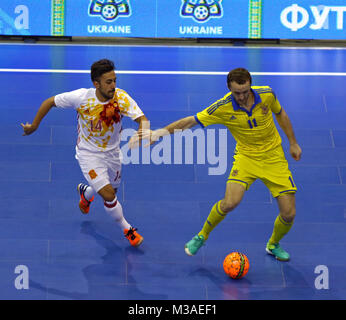 Kiew, Ukraine - Januar 28, 2017: Jose A. Fernandez von Spanien (L) kämpft für eine Kugel mit Nikolai Bilotserkivets der Ukraine während Ihrer freundlichen Futsal Stockfoto