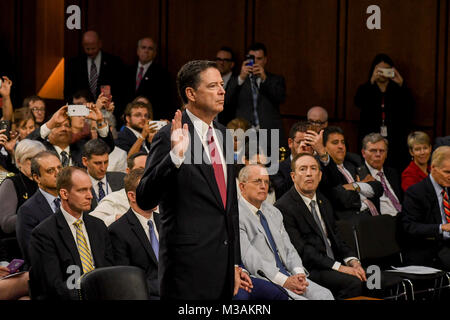 Washington DC, USA, 8. Juni, 2017 Ehemalige FBI-Direktor James Comey, der bei der Anhörung des Senats vereidigt Stockfoto