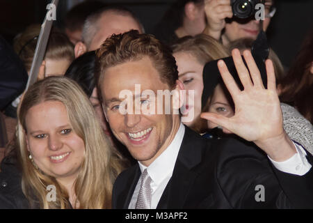 Tom Hiddleston auf dem roten Teppich bei der deutschlandpremiere von-Thor - Königreich des Dunklen - im CineStar Kino im Berliner Sonycenter. Stockfoto