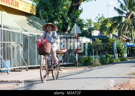 Vietnamesische Frau auf einem Fahrrad, Mekong Delta Stockfoto