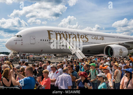 Lange Besucherschlangen vor dem Airbus A 80 der Emirates Airlines auf der ILA 2014 Berlin Air Show. Stockfoto