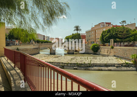 Rojales, Spanien "Río Segura, 20. August 2017 runde kleine südliche spanische Stadt und Fluss der Banken bei meinem jüngsten Besuch zu Fuß Stockfoto