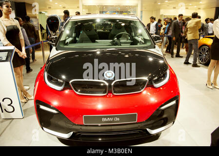 Greater Noida, Indien. 9. Februar 2018. BMW i3s Auto ist auf der Auto Expo 2018 Indien Expo Mart in Greater Noida, Indien. Die Auto Expo ist eine alle zwei Jahre stattfindende Veranstaltung und wird in der Zeit von 9. bis 14. Februar 2018 statt. Credit: karunesh Johri/Alamy Leben Nachrichten. Stockfoto