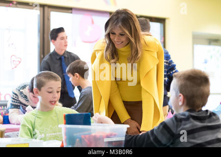 Cincinnati, Ohio - Februar 05: Erste Dame Melania Trump visits junge Patienten im Spielzimmer in Cincinnati ChildrenÕs Hospital, Montag, Februar 5, 2018, in Cincinnati, Ohio Menschen: First Lady Melania Trump Stockfoto