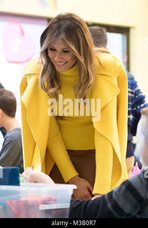 Cincinnati, Ohio - Februar 05: Erste Dame Melania Trump visits junge Patienten im Spielzimmer in Cincinnati ChildrenÕs Hospital, Montag, Februar 5, 2018, in Cincinnati, Ohio Menschen: First Lady Melania Trump Stockfoto