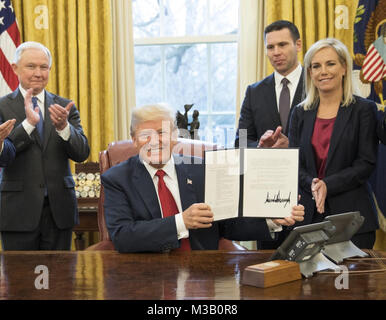 WASHINGTON, DC - MÄRZ 01: Präsident Donald Trump (2. R) hosts Amt für Management und Haushalt Regisseur Mick Mulvaney (L) und die Republikanische Kongressmitglieder (2 L-R) Rep. Kevin McCarthy (R-CA); Mehrheitsführer im Senat, Mitch McConnell (R - KY), Sprecher des Hauses Paul Ryan (R-WI) und andere bei einem Arbeitsessen im Roosevelt Zimmer im Weißen Haus März 1, 2017 in Washington, DC. Die Sitzung wird am Tag nach der Trumpf gestaltet seine politischen Prioritäten während einer gemeinsamen Sitzung des Kongresses. Personen: Präsident Donald Trump Stockfoto