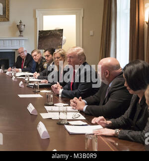 WASHINGTON, DC - Februar 06: Präsident Donald J. Trumpf, durch US-Homeland Security Kirstjen Nielsen schloss sich, nimmt an einer Diskussionsrunde mit Strafverfolgungsbehörden Mitglieder zur MS-13 Bande Aktivität, Dienstag, 6. Februar 2018, im Schaltschrank im Weißen Haus in Washington, D.C. Personen: Präsident Donald Trump Stockfoto