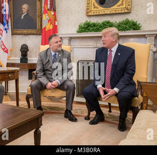 WASHINGTON, DC - Februar 09: Präsident Donald J. Trumpf erfüllt mit Kampagne freiwilligen Shane Bouvet der ländlichen Illinois und von seinem Vater, Donald Bouvet, Freitag, Februar 9, 2018, im Oval Office im Weißen Haus in Washington, D.C. Shane Bouvet Verband sagte, kam er an das Weiße Haus öffentlich meinen Dank Präsident Trumpf für ihn ein Geschenk von 10.000 $, der Tag vor der Eröffnung Tag 2017, mit dem er in der Lage war, für seine fatherÕs Blasenkrebs Behandlungen zu zahlen. Donald Bouvet sagte, er ist jetzt Krebs frei Personen: Präsident Donald Trump Stockfoto