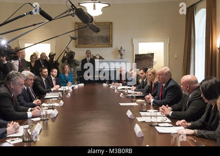 WASHINGTON, DC - Februar 06: Präsident Donald J. Trumpf, durch US-Homeland Security Kirstjen Nielsen schloss sich, nimmt an einer Diskussionsrunde mit Strafverfolgungsbehörden Mitglieder zur MS-13 Bande Aktivität, Dienstag, 6. Februar 2018, im Schaltschrank im Weißen Haus in Washington, D.C. Personen: Präsident Donald Trump Stockfoto