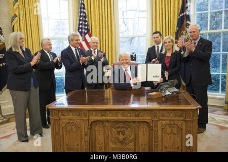 WASHINGTON, DC - MÄRZ 01: Präsident Donald Trump (2. R) hosts Amt für Management und Haushalt Regisseur Mick Mulvaney (L) und die Republikanische Kongressmitglieder (2 L-R) Rep. Kevin McCarthy (R-CA); Mehrheitsführer im Senat, Mitch McConnell (R - KY), Sprecher des Hauses Paul Ryan (R-WI) und andere bei einem Arbeitsessen im Roosevelt Zimmer im Weißen Haus März 1, 2017 in Washington, DC. Die Sitzung wird am Tag nach der Trumpf gestaltet seine politischen Prioritäten während einer gemeinsamen Sitzung des Kongresses. Personen: Präsident Donald Trump Stockfoto