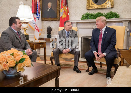 WASHINGTON, DC - Februar 09: Präsident Donald J. Trumpf erfüllt mit Kampagne freiwilligen Shane Bouvet der ländlichen Illinois und von seinem Vater, Donald Bouvet, Freitag, Februar 9, 2018, im Oval Office im Weißen Haus in Washington, D.C. Shane Bouvet Verband sagte, kam er an das Weiße Haus öffentlich meinen Dank Präsident Trumpf für ihn ein Geschenk von 10.000 $, der Tag vor der Eröffnung Tag 2017, mit dem er in der Lage war, für seine fatherÕs Blasenkrebs Behandlungen zu zahlen. Donald Bouvet sagte, er ist jetzt Krebs frei Personen: Präsident Donald Trump Stockfoto