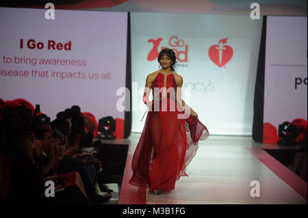 NEW YORK, NY - Februar 08: Rachel Lindsay geht der Start- und Landebahn bei der American Heart Association gehen Rot für Frauen, roten Kleid Kollektion 2018 von Macy's klasse Foto bei Hammerstein Ballroom vorgelegt am 8. Februar 2018 in New York City. Personen: Rachel Lindsay Stockfoto