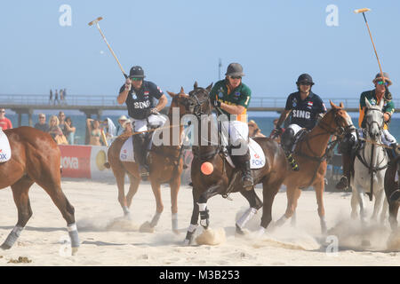 Adelaide Australien 10. Februar 2018. Teams aus Australien und Singapur Contest der Pol Roger Beach Polo Match in Glenelg Adelaide mit Jede Mannschaft besteht aus drei Spielern zu vier Spielen vier sieben Minuten Chukkas genannt. Dubai wurde mit der Erstellung der Sport im Jahr 2004 und der erste Beach Polo World Cup war in Miami USA 2005 gutgeschrieben Stockfoto