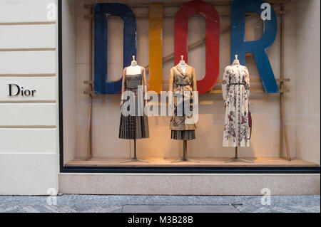 Prag, Tschechische Republik. 9 Feb, 2018. Dior Store ist in Prag gesehen. Prag ist die Hauptstadt der Tschechischen Republik. Es hat eine Bevölkerung von über 1,3 Millionen im Jahr 2017. Credit: Omar Marques/SOPA/ZUMA Draht/Alamy leben Nachrichten Stockfoto