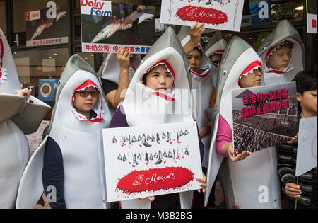 Hongkong, China. Februar 10, 2018 Wildlife Aktivisten, WildAid, Bühne, einen Protest an Maximen Restaurant in der Universität Hongkong über ihre Fortsetzung Verkauf von haifischflossensuppe. Die Maxime der Restaurants in Hong Kong wird weiterhin die Suppe in grossen Mengen mit es mit ihren chinesischen Neue Jahr Bankette zu dienen. Die Demonstranten vor der Manager der Steckdose ein Schreiben von über 250 Wissenschaftler, lokalen und internationalen Marine Naturschützer, Tierschutzorganisationen und betroffenen Bürgern unter anderem Sir Richard Branson, Dr Ja unterzeichnet Stockfoto