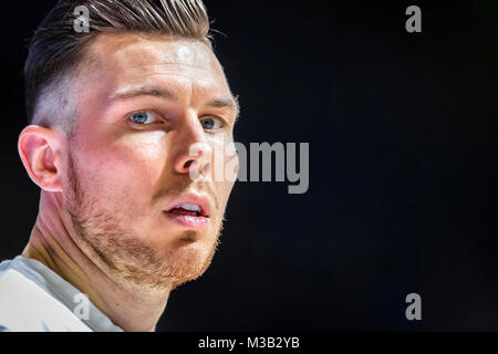 Belgrad, Serbien. 9. Februar 2018, Aleksandar Nikolic Hall, Belgrad, Serbien; Euroleague Basketball, Crvenz Zvezda mts Belgrad vs. AX Armani Exchange Olimpia Mailand; Guard Dairis Bertans von AX Armani Exchange Olimpia Mailand sieht vor dem Start des Spiels Credit: Nikola Krstic/Alamy leben Nachrichten Stockfoto