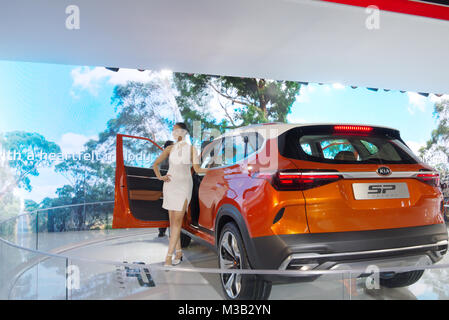 Greater Noida, Indien. 9. Februar 2018. Ein Modell wirft mit der Kia SP Concept Car auf der Auto Expo 2018 Indien Expo Mart in Greater Noida, Indien. Die Auto Expo ist eine alle zwei Jahre stattfindende Veranstaltung und wird in der Zeit von 9. bis 14. Februar 2018 statt. Credit: karunesh Johri/Alamy Leben Nachrichten. Stockfoto