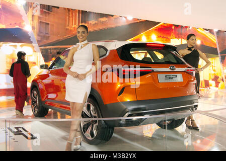 Greater Noida, Indien. 9. Februar 2018. Modelle posieren mit den Kia SP Concept Car auf der Auto Expo 2018 Indien Expo Mart in Greater Noida, Indien. Die Auto Expo ist eine alle zwei Jahre stattfindende Veranstaltung und wird in der Zeit von 9. bis 14. Februar 2018 statt. Credit: karunesh Johri/Alamy Leben Nachrichten. Stockfoto