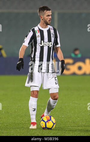 9. Februar 2018, Stadio Artemio Franchi, Florenz, Italien; Serie A Fußball, ACF Fiorentina gegen Juventus Turin; Miralem Rudolph von Juventus Turin steuert die Kugel Credit: Giampiero Sposito/Alamy leben Nachrichten Stockfoto