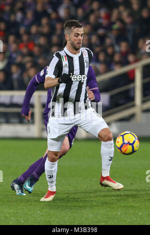 9. Februar 2018, Stadio Artemio Franchi, Florenz, Italien; Serie A Fußball, ACF Fiorentina gegen Juventus Turin; Miralem Rudolph von Juventus Turin steuert die Kugel Credit: Giampiero Sposito/Alamy leben Nachrichten Stockfoto