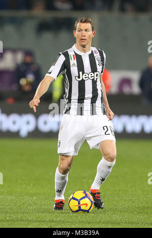 9. Februar 2018, Stadio Artemio Franchi, Florenz, Italien; Serie A Fußball, ACF Fiorentina gegen Juventus Turin; Stephan Lichtsteiner von Juventus Turin steuert die Kugel Credit: Giampiero Sposito/Alamy leben Nachrichten Stockfoto