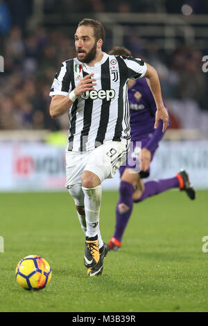 9. Februar 2018, Stadio Artemio Franchi, Florenz, Italien; Serie A Fußball, ACF Fiorentina gegen Juventus Turin; Gonzalo Higuain von Juventus Turin läuft mit dem Ball Credit: Giampiero Sposito/Alamy leben Nachrichten Stockfoto