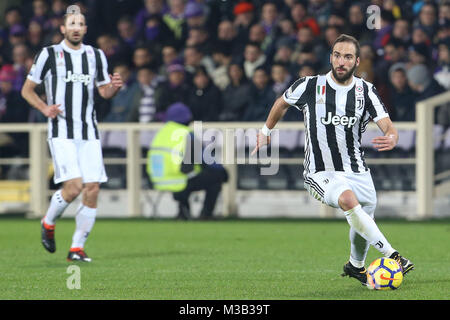 9. Februar 2018, Stadio Artemio Franchi, Florenz, Italien; Serie A Fußball, ACF Fiorentina gegen Juventus Turin; Gonzalo Higuain von Juventus Turin steuert die Kugel Credit: Giampiero Sposito/Alamy leben Nachrichten Stockfoto