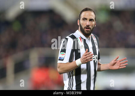 9. Februar 2018, Stadio Artemio Franchi, Florenz, Italien; Serie A Fußball, ACF Fiorentina gegen Juventus Turin; Gonzalo Higuain von Juventus Turin niedergeschlagen Credit: Giampiero Sposito/Alamy leben Nachrichten Stockfoto