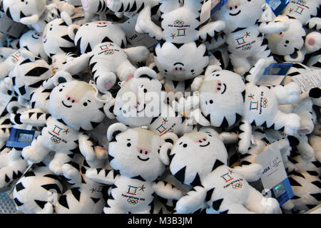 Gangneung, Südkorea. 20 Feb, 2018. Weißer Tiger Soohorang, das offizielle Maskottchen der Winter in diesem Jahr Olympics, befindet sich in einem Einkaufszentrum in Tainan, Südkorea, 20. Februar 2018 verkauft. Credit: Peter Kneffel/dpa/Alamy leben Nachrichten Stockfoto