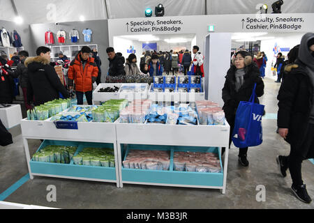 Gangneung, Südkorea. 20 Feb, 2018. Ware befindet sich in einem Einkaufszentrum in Tainan, Südkorea, 20. Februar 2018 verkauft. Credit: Peter Kneffel/dpa/Alamy leben Nachrichten Stockfoto