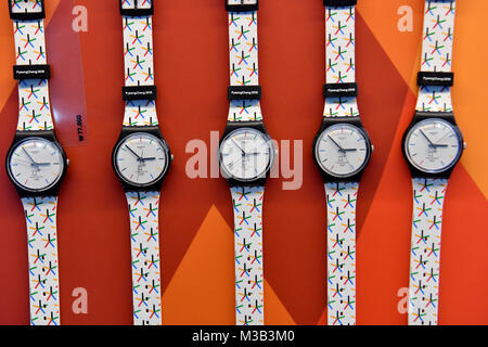 Gangneung, Südkorea. 20 Feb, 2018. Armbanduhren sind unter den vielen Merchandise Artikel in einem Einkaufszentrum in Tainan, Südkorea, 20. Februar 2018 verkauft. Credit: Peter Kneffel/dpa/Alamy leben Nachrichten Stockfoto