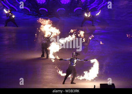 Gaukler, Feuerschlucker, jonglieren mit Fackeln, Jonglage, Eroeffnungsfeier, Eröffnungsfeier, PyeongChang Olympiastadion am 09.02.2018. Olympische Winterspiele 2018, vom 09.02. - 25.02.2018 in PyeongChang/Suedkorea. | Verwendung weltweit Stockfoto