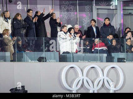 Die Gaeste auf der Ehrentribune jubeln beim Einmarsch der Sportler aus Suedkorea und Nordkorea unter einer gemeinsamen Flagge sterben Ehrengaeste haben sich erhoben, MOON Jae-in, Praesident Suedkorea, KOR, mit Ehefrau KIM Jung-Sook, vordere Reihe Mitte. Kim Yo Jong, Schwester vonÊNordkoreas Machthaber Kim Jong Un, dahinter, IOC-Praesident Thomas Bach, vorne 3. v. l., Bundespraesident Frank-Walter Steinmeier, hintere Reihe 7. von links nach rechts, von US-Vizepraesident Mike Pence und Ehefrau Karen, vordere Reihe 3. und 4. von rechts, Eroeffnungsfeier, Eröffnungsfeier, PyeongChang Olympiastadion am 09. Stockfoto