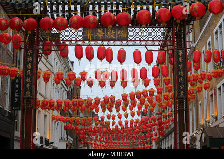 London, UK, 10. Februar 2018 Chinatown Vorbereitung der neuen Jahr des Hundes zu erhalten, rote Laternen hängen bereits über den Straßen @ Paul Quezada-Neiman/Alamy leben Nachrichten Stockfoto