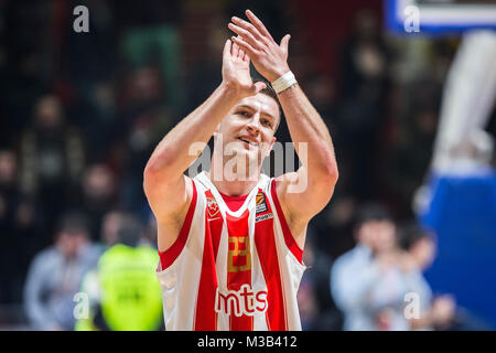 9. Februar 2018, Aleksandar Nikolic Hall, Belgrad, Serbien; Euroleague Basketball, Crvenz Zvezda mts Belgrad vs. AX Armani Exchange Olimpia Mailand; Zentrum Alan Omic von Crvena Zvezda mts Belgrad die Fans mit Beifall begrüßt Stockfoto