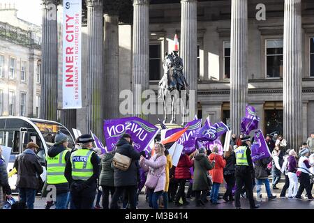 Glasgow, Schottland, Großbritannien - 10 Februar 2018: Frauen (und Männer), die in gleicher Zahl Protest in Glasgow, geführt von Frauen gekleidet als Suffragetten Stockfoto