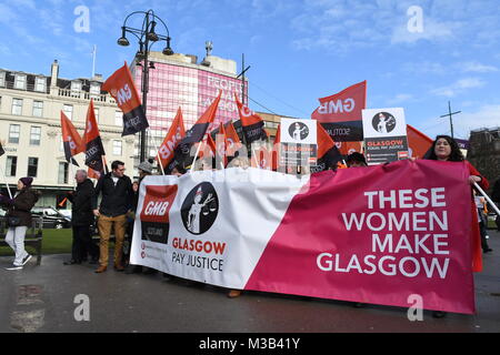 Glasgow, Schottland, Großbritannien - 10 Februar 2018: Frauen (und Männer), die in gleicher Zahl Protest in Glasgow, geführt von Frauen gekleidet als Suffragetten Stockfoto