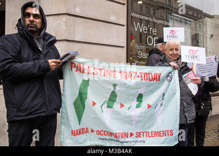 London, Großbritannien. 10. Februar, 2018. Aktivisten aus Palästina Solidarität Kampagne Protest außerhalb einer Niederlassung der HSBC in London gegen die Bank Anteile an arme Unternehmen wie BAE Systems und Raytheon und Kredite an Unternehmen wie Caterpillar und United Technologies zu den Verletzungen der Menschenrechte in Palästina verbunden. Den Anschlag scharf Israel Kampagne fordert die britische Regierung auf ein Waffenembargo gegen Israel und HSBC, um die Beziehungen zum Unternehmen Israel die Versorgung mit Waffen und Waffen Technologie implementieren. Credit: Mark Kerrison/Alamy leben Nachrichten Stockfoto