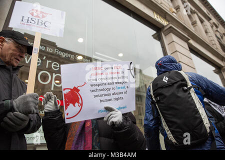 London, Großbritannien. 10. Februar, 2018. Aktivisten aus Palästina Solidarität Kampagne Protest außerhalb einer Niederlassung der HSBC in London gegen die Bank Anteile an arme Unternehmen wie BAE Systems und Raytheon und Kredite an Unternehmen wie Caterpillar und United Technologies zu den Verletzungen der Menschenrechte in Palästina verbunden. Den Anschlag scharf Israel Kampagne fordert die britische Regierung auf ein Waffenembargo gegen Israel und HSBC, um die Beziehungen zum Unternehmen Israel die Versorgung mit Waffen und Waffen Technologie implementieren. Credit: Mark Kerrison/Alamy leben Nachrichten Stockfoto