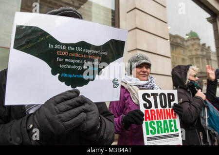 London, Großbritannien. 10. Februar, 2018. Aktivisten aus Palästina Solidarität Kampagne Protest außerhalb einer Niederlassung der HSBC in London gegen die Bank Anteile an arme Unternehmen wie BAE Systems und Raytheon und Kredite an Unternehmen wie Caterpillar und United Technologies zu den Verletzungen der Menschenrechte in Palästina verbunden. Den Anschlag scharf Israel Kampagne fordert die britische Regierung auf ein Waffenembargo gegen Israel und HSBC, um die Beziehungen zum Unternehmen Israel die Versorgung mit Waffen und Waffen Technologie implementieren. Credit: Mark Kerrison/Alamy leben Nachrichten Stockfoto